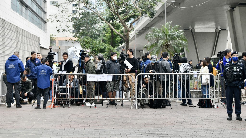 十多間傳媒通宵排隊等候入庭，最早一間傳媒昨午3時已到場。盧江球攝