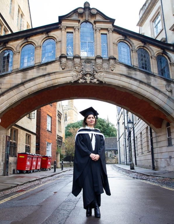 馬拉拉戴着學士帽身穿畢業長袍,神采飛揚。ig