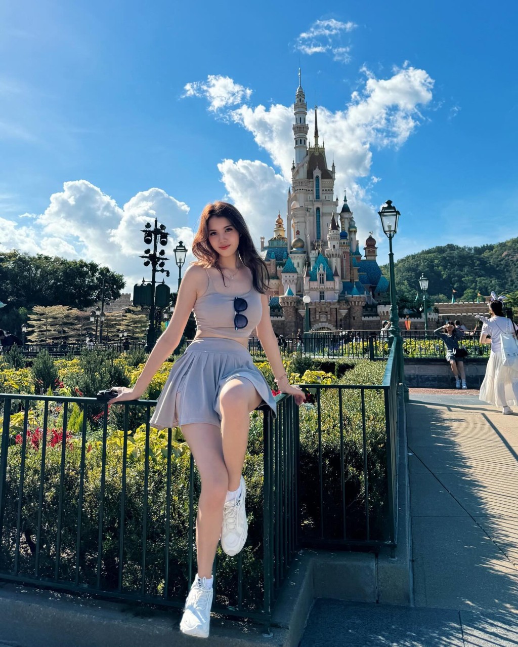 鄧凱文昨日分享去迪士尼樂園的照片，小短心短裙在城堡前打卡。