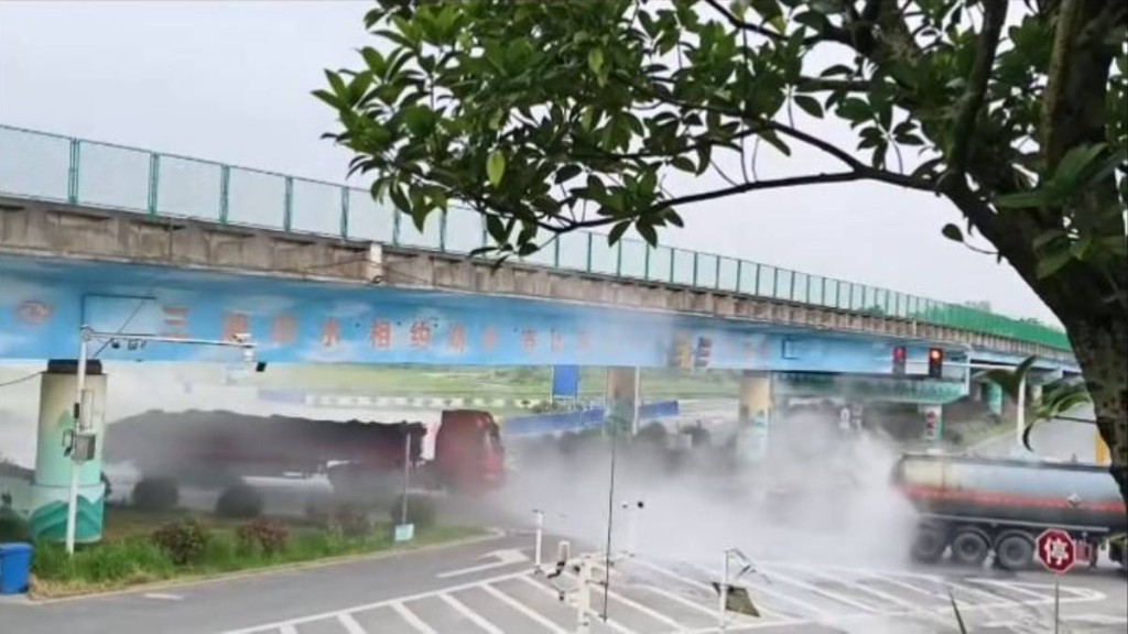 湖南氫氟酸罐車追撞洩，當局要封路疏散民眾清理「化骨水」。抖音