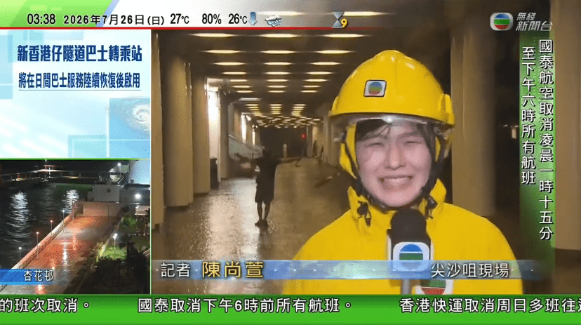 近日紅霞襲港，陳尚萱再次於烈風下戶外報道。