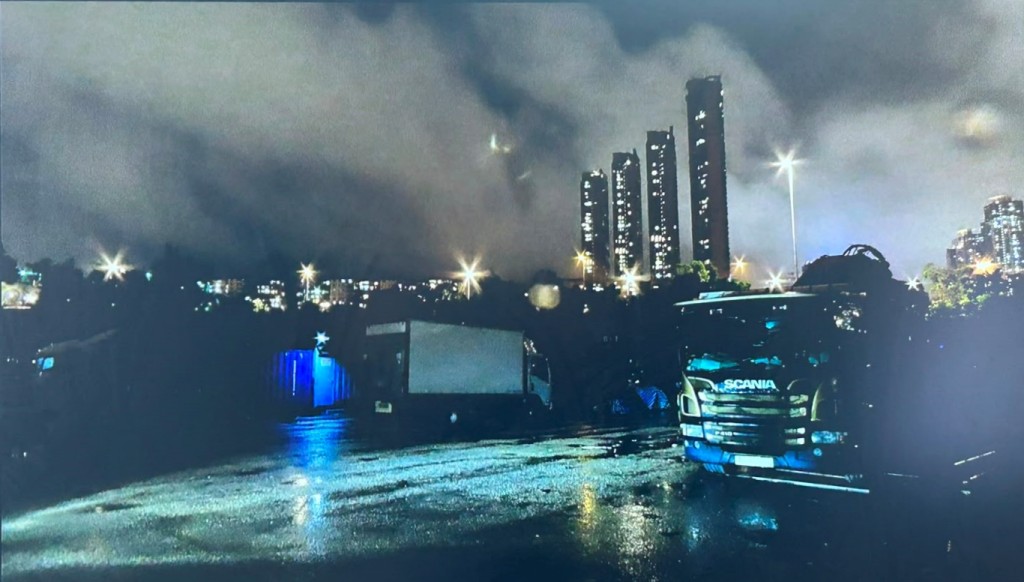 第一宗案件裏,海關經監控遞送,在貨櫃碼頭附近露天停車場再拘一男。 第一宗案件裏,海關經監控遞送,在貨櫃碼頭附近露天停車場再拘一男。