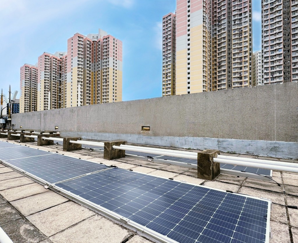 房委會至今已在160座新建住宅大廈安裝此系統,累計發電超過700萬度。 房委會至今已在160座新建住宅大廈安裝此系統,累計發電超過700萬度。