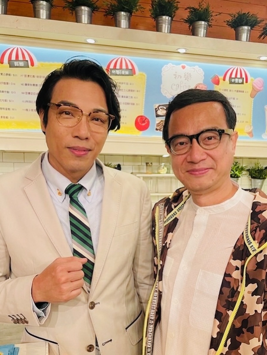 鄭世豪與「初戀Cafe」老闆「佳叔」鍾志光合照。