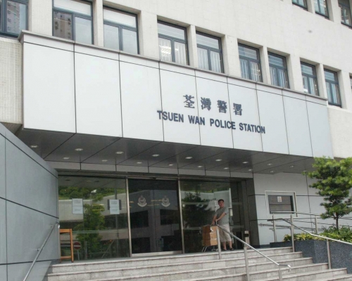 警方將4名涉嫌聚賭的男子帶署調查。 資料圖片