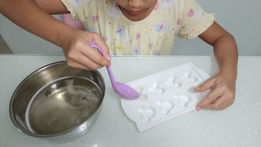 步驟3：把湯力水、魚膠粉和啫喱粉的混合物倒入模具，放入雪櫃冷凍24小時。（圖片授權：工程師媽媽Yanny）