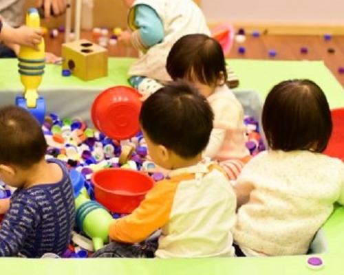 智樂兒童遊樂協會設計出「膠樽蓋池」,以膠樽蓋代替膠波,讓小朋友玩樂。智樂兒童遊樂協會提供