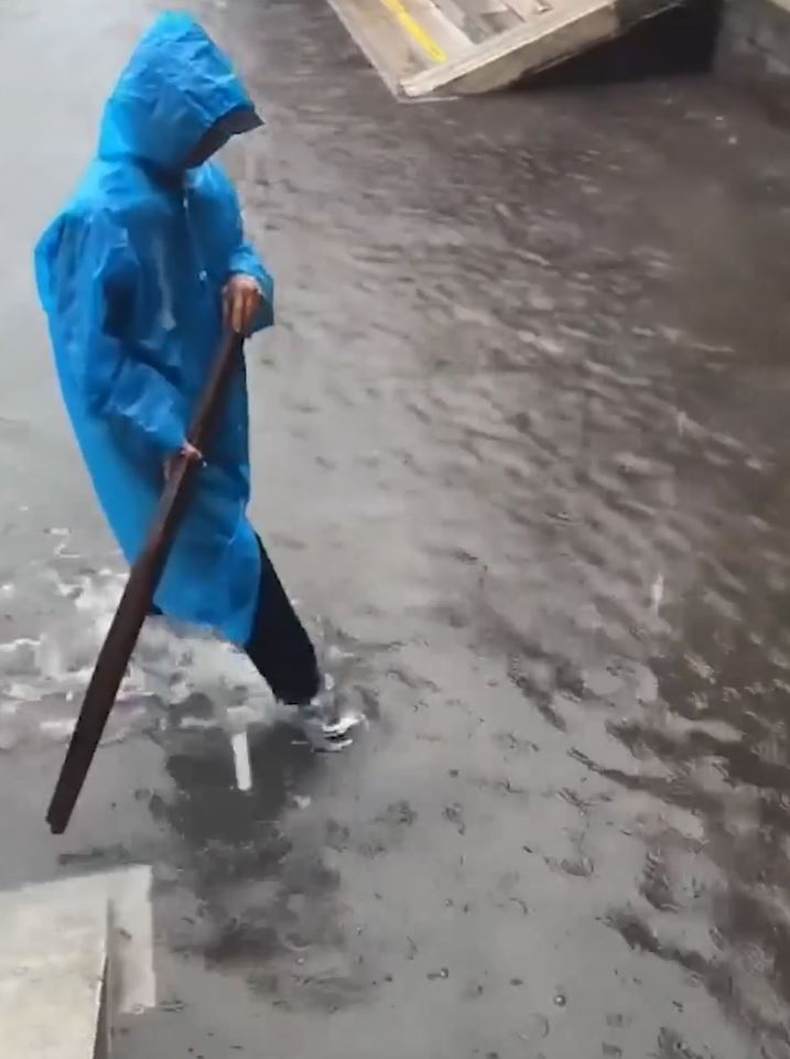 網傳影片顯示故宮慈寧宮暴雨時出現積水。