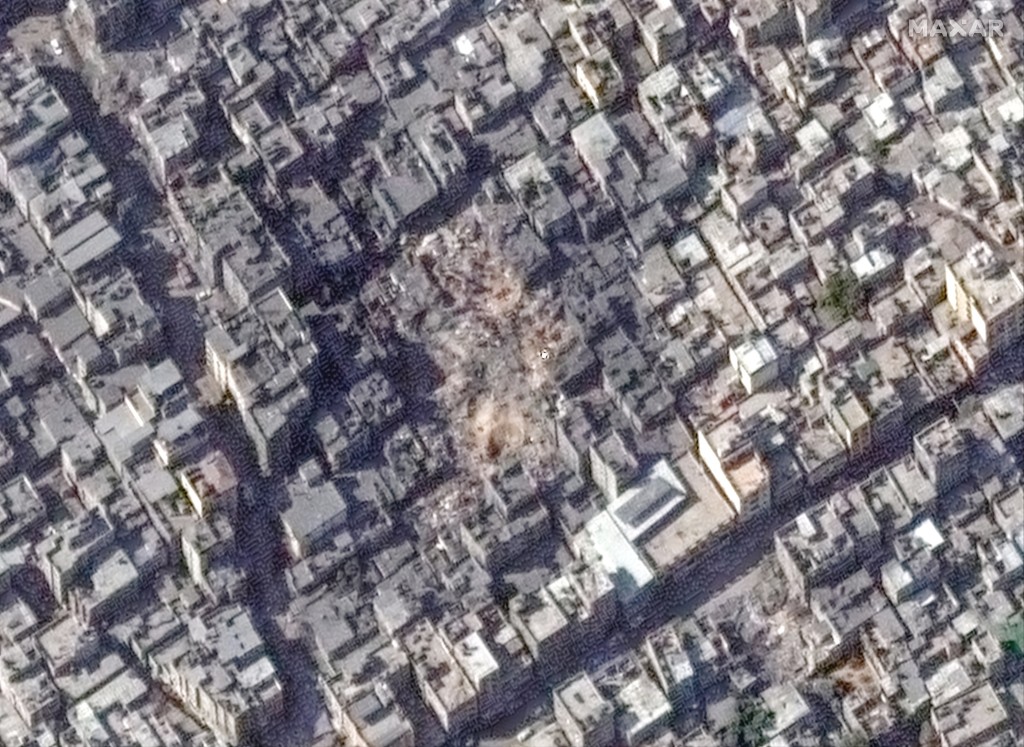 卫星图像显示难民营遭空袭爆炸后的景象。路透社