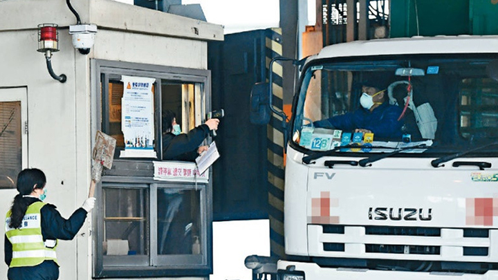 運輸署昨日於港陸路口岸發現3名跨境司機確診，已通知衞生署跟進。資料圖片