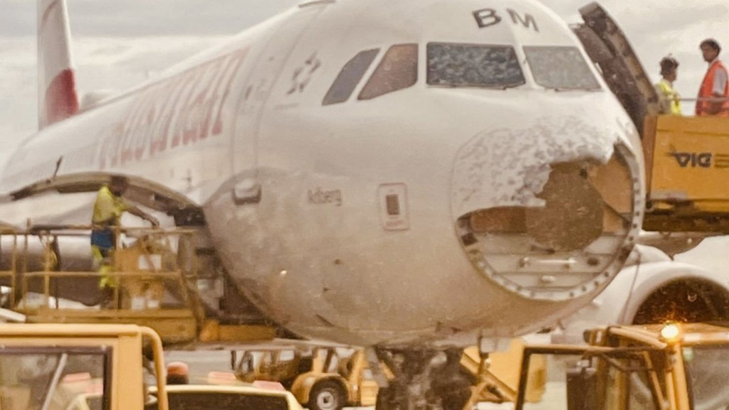 奥地利航空客机的机鼻严重受损，出现破洞。X图片