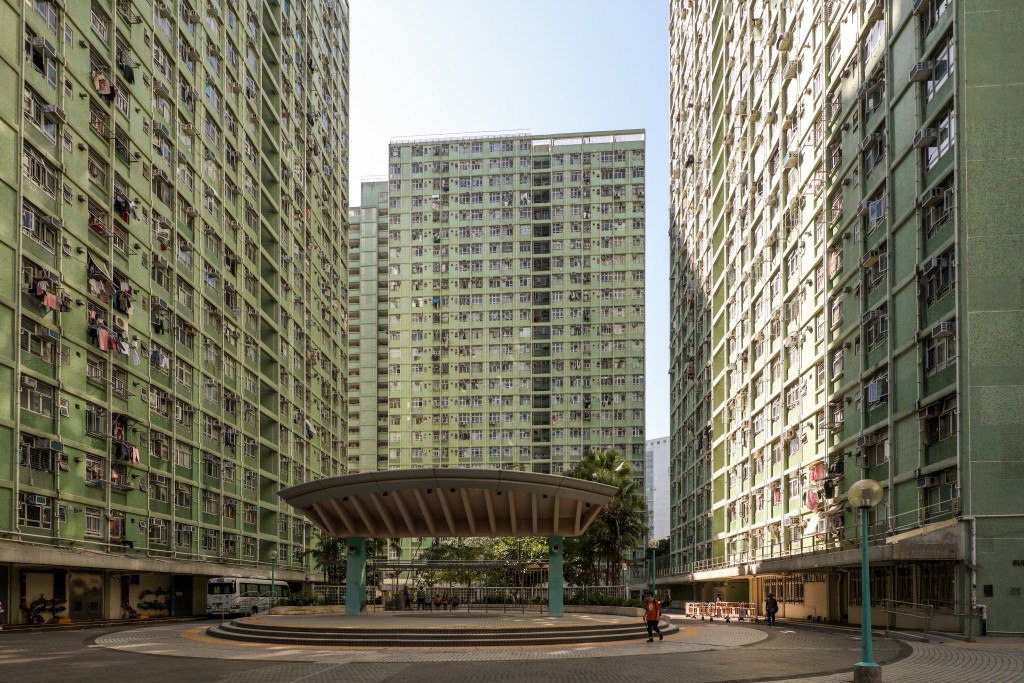 2024/25年度，有340個租戶因擁有香港住宅物業而自願交回單位，是23/24年度90個的3倍多。