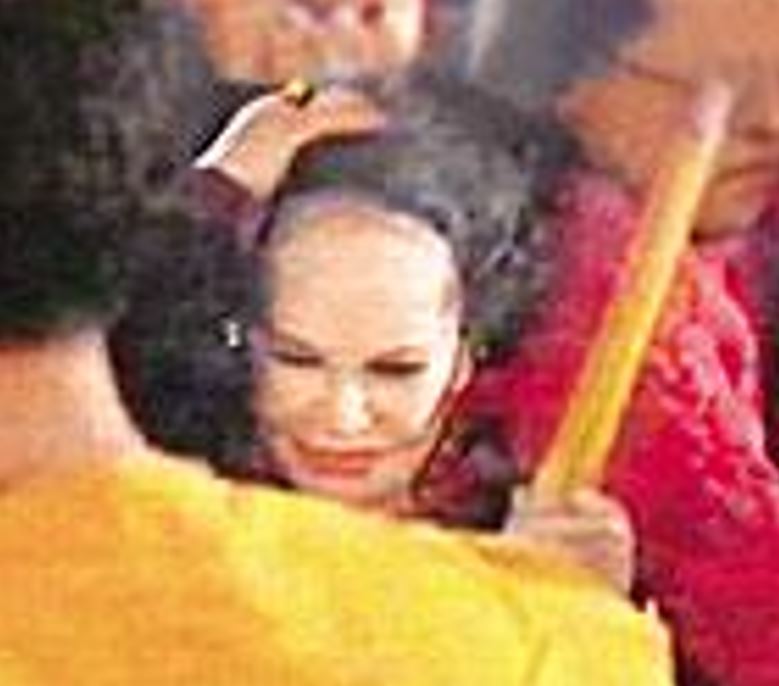 黄夏蕙2003年被新闻报道拍到在黄大仙庙上头炷香，更被扯甩假发成为话题人物。（有线新闻截图）