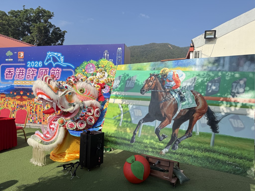 世界短途馬王嘉應高昇巨形油畫，亦會在大年初一揭幕。