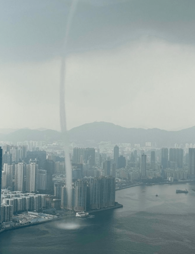 政府飛行服務隊執勤期間途經維港，親身目睹水龍捲在維港出現。飛行服務隊ig圖片