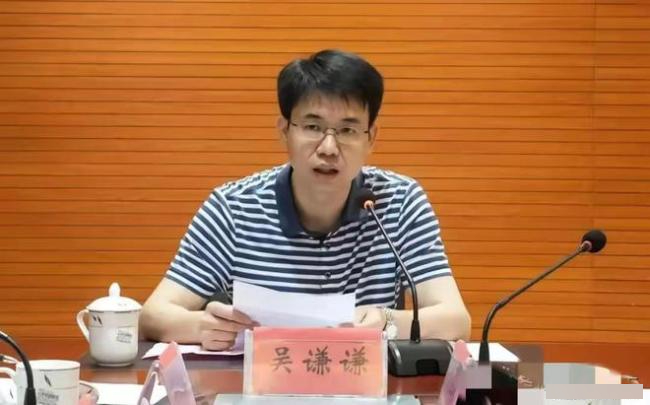 吴谦谦的简历曾指16岁已参加工作，引起网民质疑。