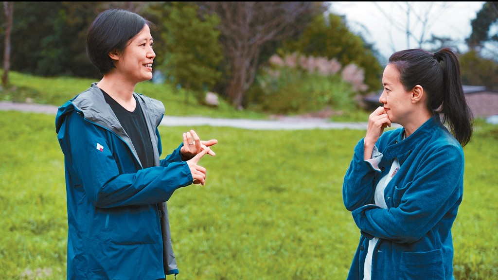 曾寶儀與病友Olga侃侃而談。 曾寶儀與病友Olga侃侃而談。