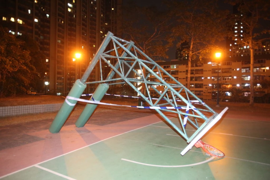 背壟道遊樂場其中一個籃球場倒塌。