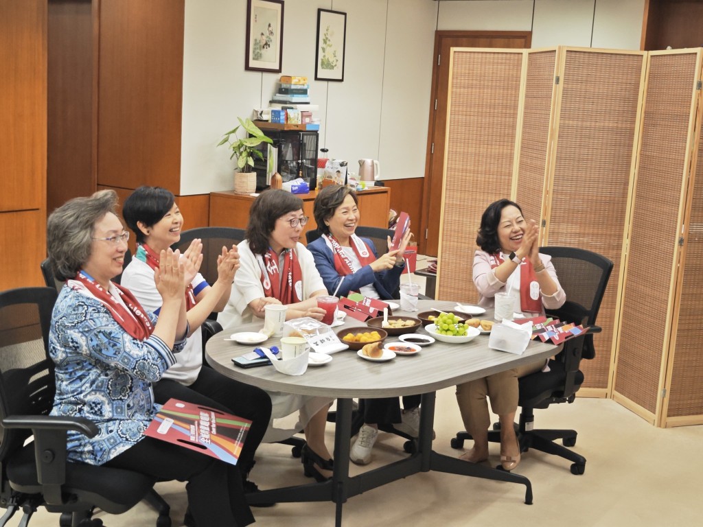 一众女局长相约一起为「香港剑神」张家朗打气，气氛高涨。