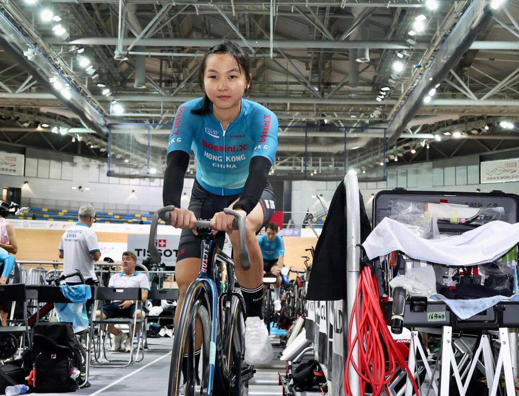 思颖今日练完公路赛后,来到单车镬场只作轻松训练。徐嘉华摄 思颖今日练完公路赛后,来到单车镬场只作轻松训练。徐嘉华摄