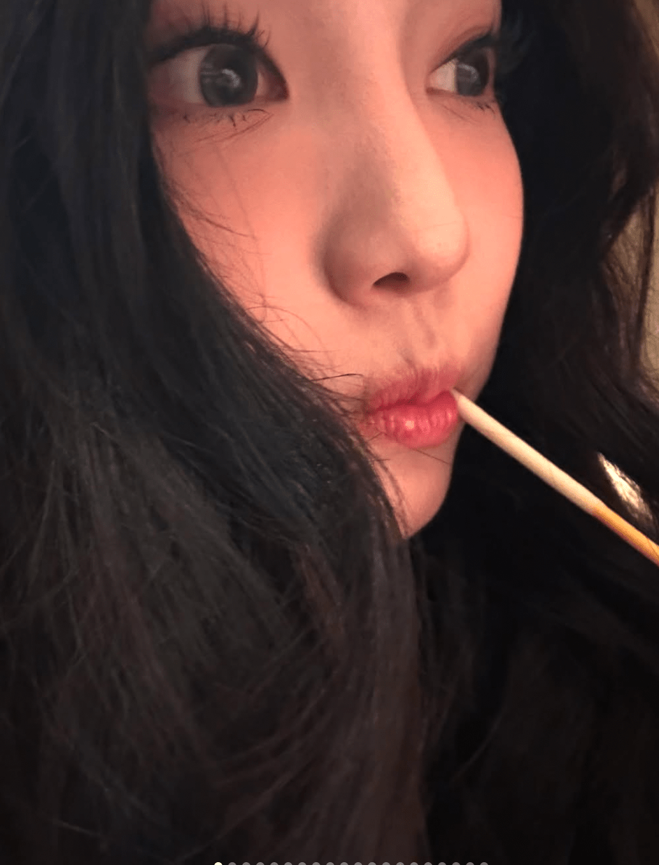 韓國人氣女團aespa首次獲邀登上日本跨年盛事《第76屆NHK紅白歌唱大賽》，但在中日關係緊張下，團內中國籍成員寧寧（圖）的一張舊照近日再被翻出，引發風波。