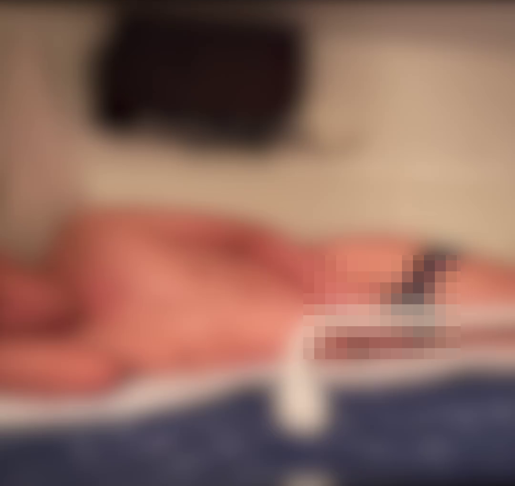 女乘客拍下猥琐男卧铺裸睡影像。 沸点视频