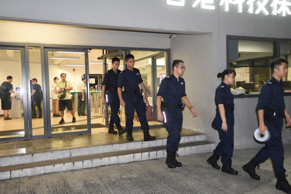 入境处与警方前往将军澳工业邨HKTV mall大厦，作大规模反黑工巡查扫荡。尹敬堂摄