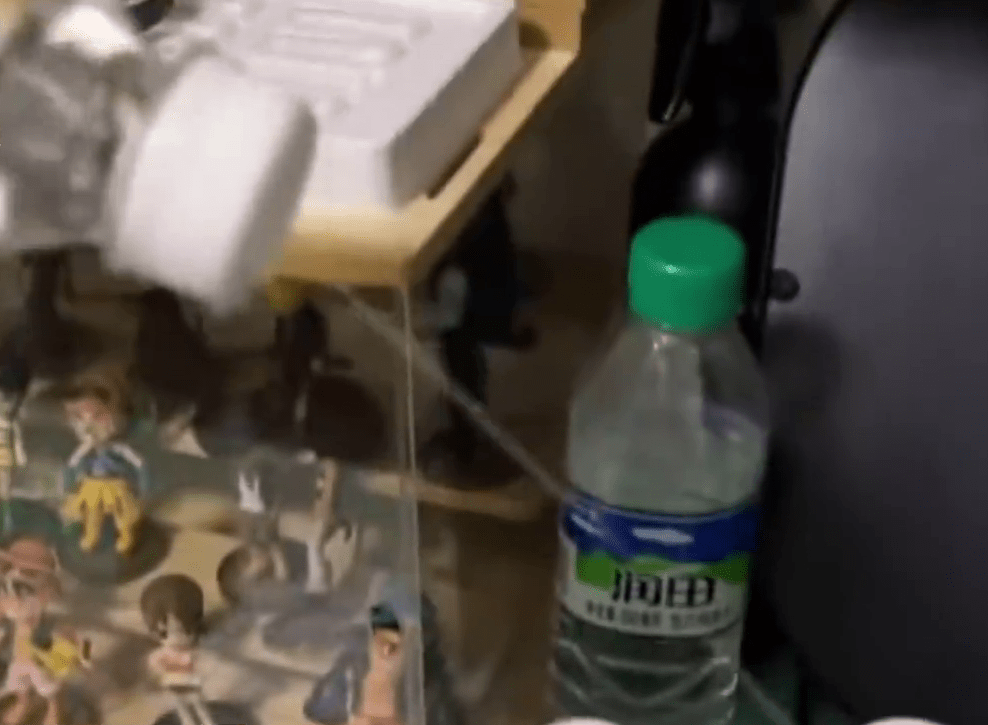 男子指网购蒸馏水樽盖有针孔，挤压时有水喷出。