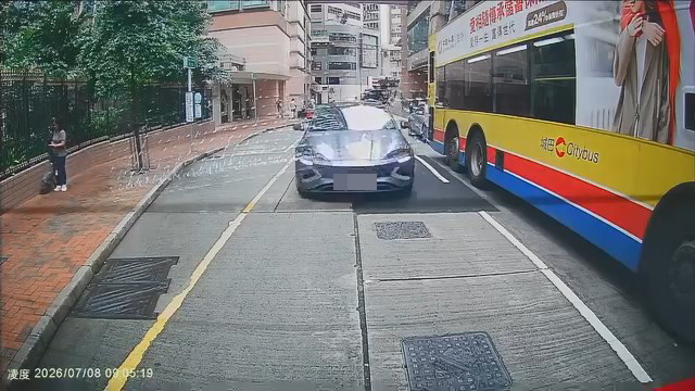 一輛BYD私家車停低等燈位。fb「中港改車斗陰影片關注組」片段截圖 一輛BYD私家車停低等燈位。fb「中港改車斗陰影片關注組」片段截圖