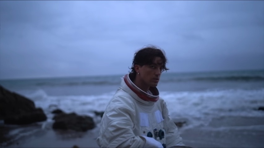 主音Paul在新歌《Alonica》MV中穿上太空衣，但他指無意上月球探險。