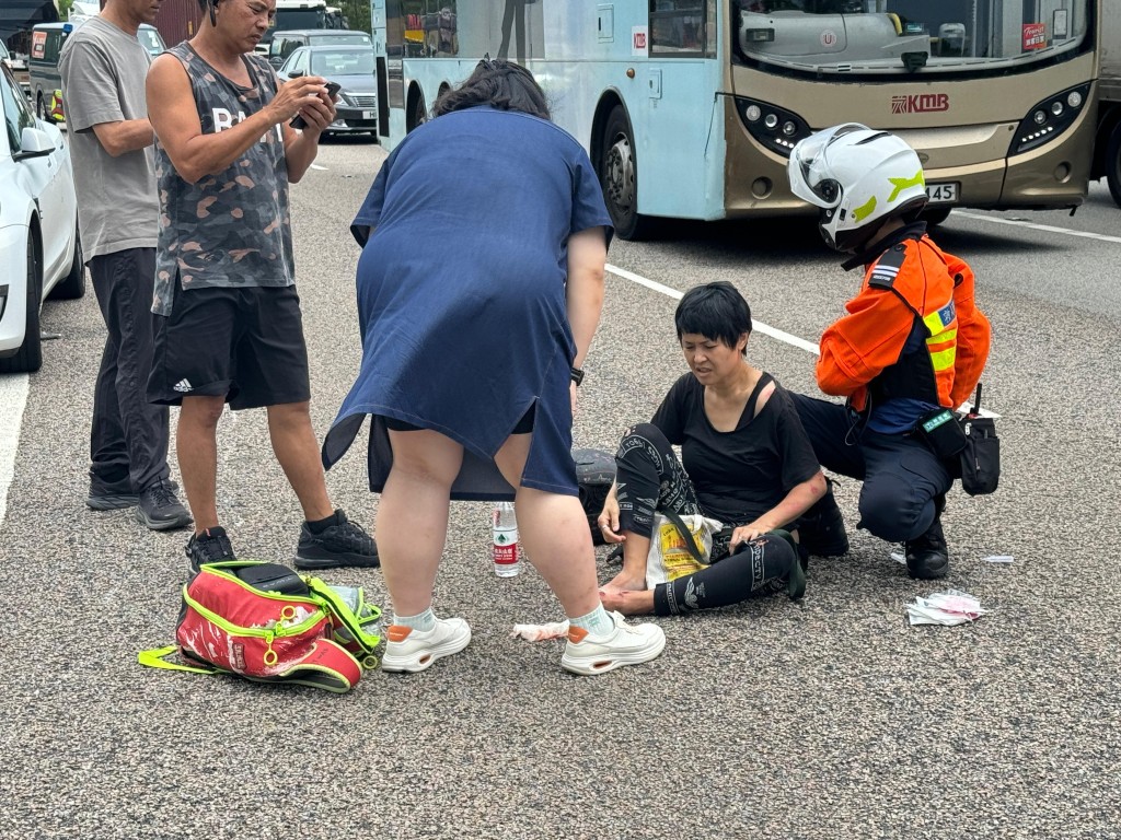 有热心市民一度上前协助女铁骑士处理伤势。