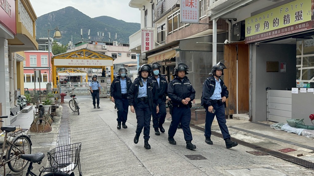 警方、消防及民安隊在場駐守。