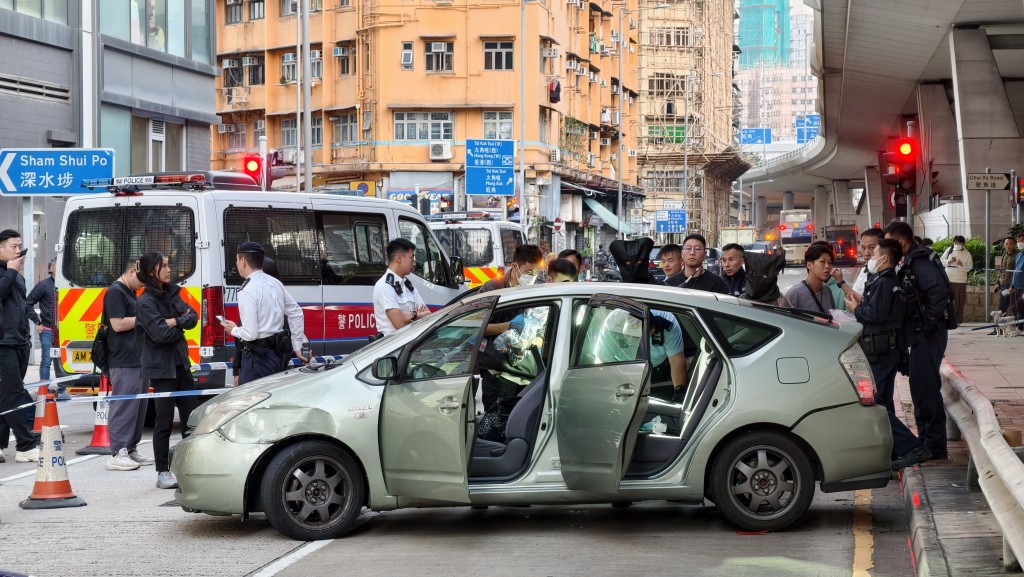 私家車車身亦凹陷。