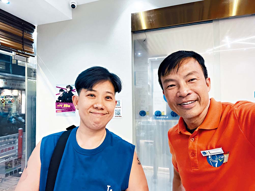 阿Dee（左）熱愛運動，在接受療程後可以重拾踩單車及打拳擊的樂趣，當然笑得開懷。