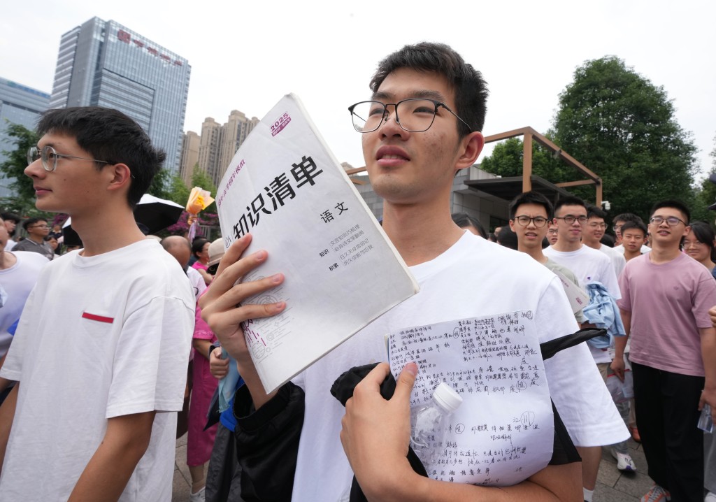 內地高考受到全社會重視。圖為去年成都的高考考生。中新社