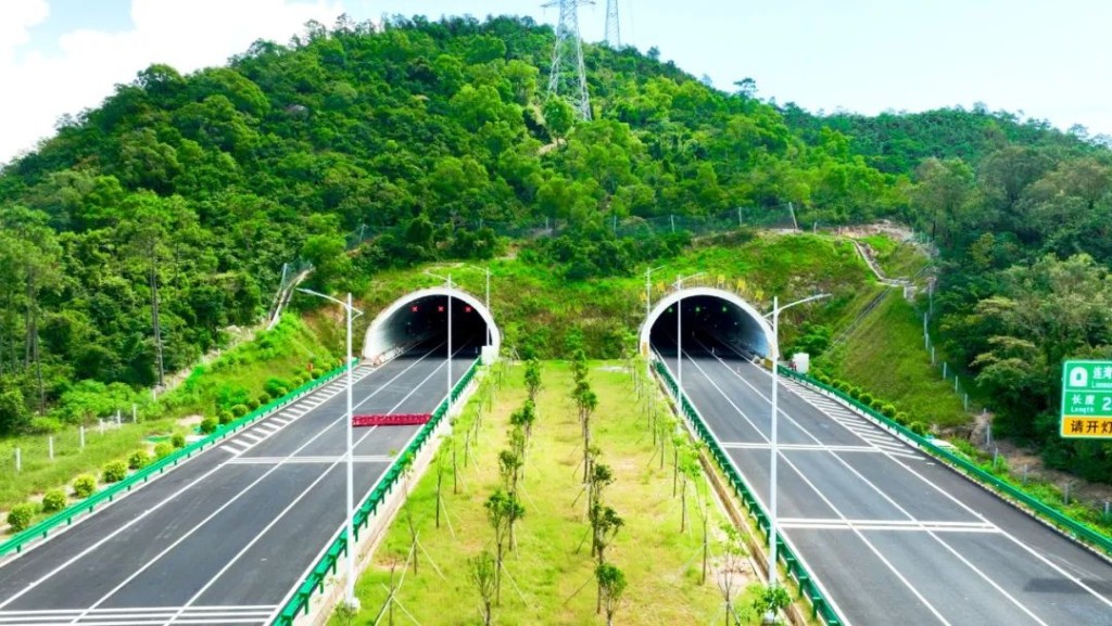 江珠高速部分路段因天雨可能發生山體滑坡需要封閉。