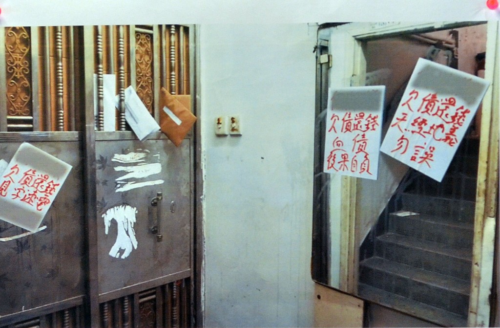 騙徒聲稱登門討債,企圖令沒有欠債的市民擔心被人上門張貼「大字報」,最終決定付款保平安。資料圖片 騙徒聲稱登門討債,企圖令沒有欠債的市民擔心被人上門張貼「大字報」,最終決定付款保平安。資料圖片