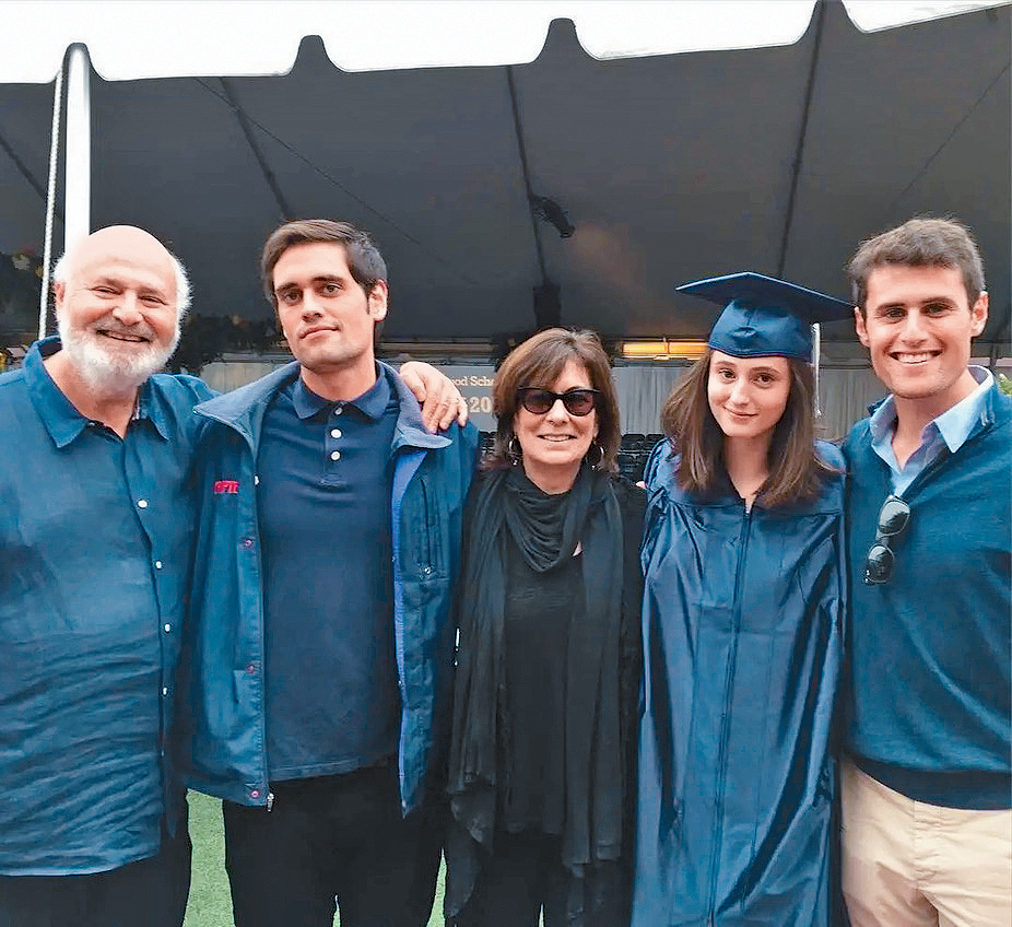 洛連納（左一）與太太周日遭割喉致死。