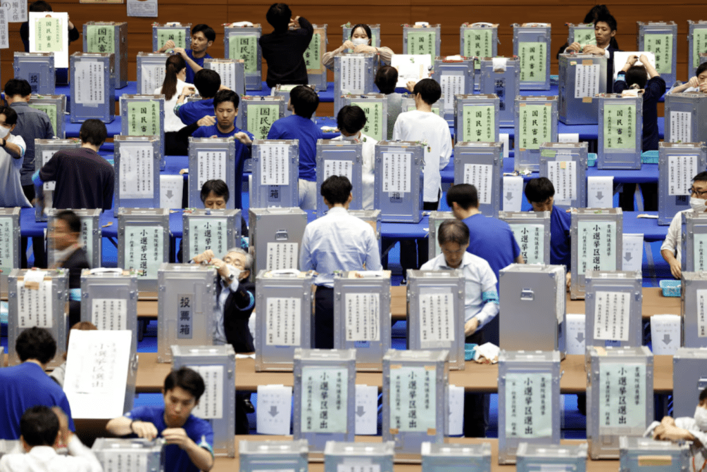 截至本港时间28日凌晨1时，据日本广播协会（NHK）最新报道，立宪民主党等在野党获得的席位总数确定超过众议院过半席位。路透社