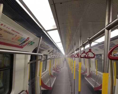 ‎列車内懷疑有充電池冒煙。網民Wong Aki‎ 圖片