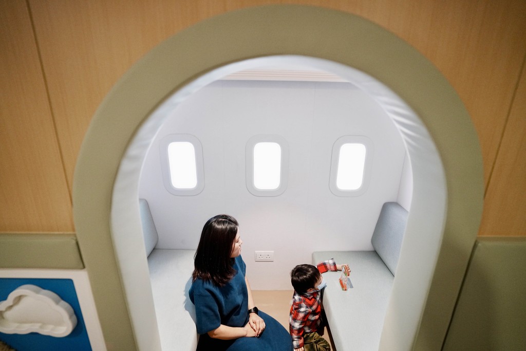 鄧太帶同兒子Justin體驗「感知閣」後稱,兒子最喜歡安靜區內模擬機艙環境。 鄧太帶同兒子Justin體驗「感知閣」後稱,兒子最喜歡安靜區內模擬機艙環境。