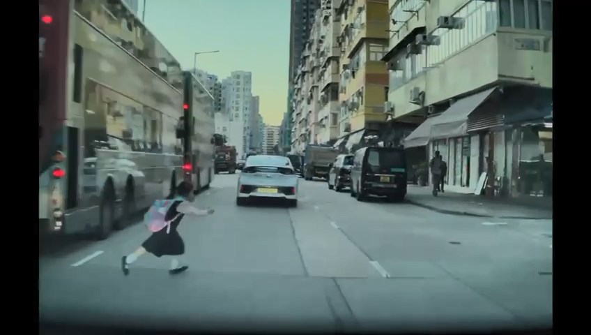 一名女童由2部巴士之間車罅跑出。讀者提供片段 一名女童由2部巴士之間車罅跑出。讀者提供片段