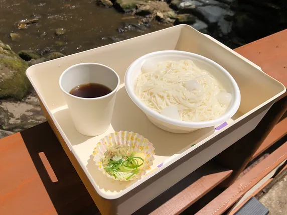 餐廳流水麵使用泉水製作。