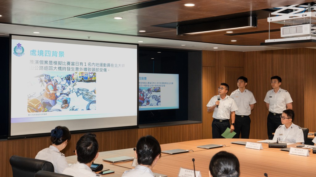 應急處理桌上推演模擬在全運會舉行期間,管制站可能出現有關出入境安排和跨境賽事的突發情況。 入境事務處微博圖片 應急處理桌上推演模擬在全運會舉行期間,管制站可能出現有關出入境安排和跨境賽事的突發情況。 入境事務處微博圖片