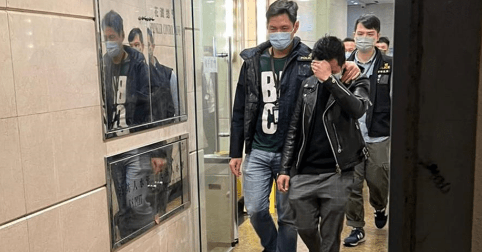 其中一名負責人被帶走。警方圖片