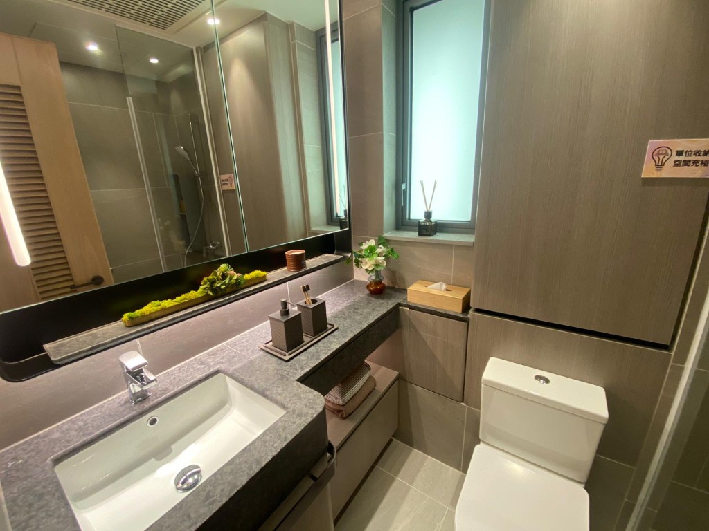 為住戶提供舒適乾爽的淋浴空間，更細心設計多個置物空間，包括洗手盆櫃。