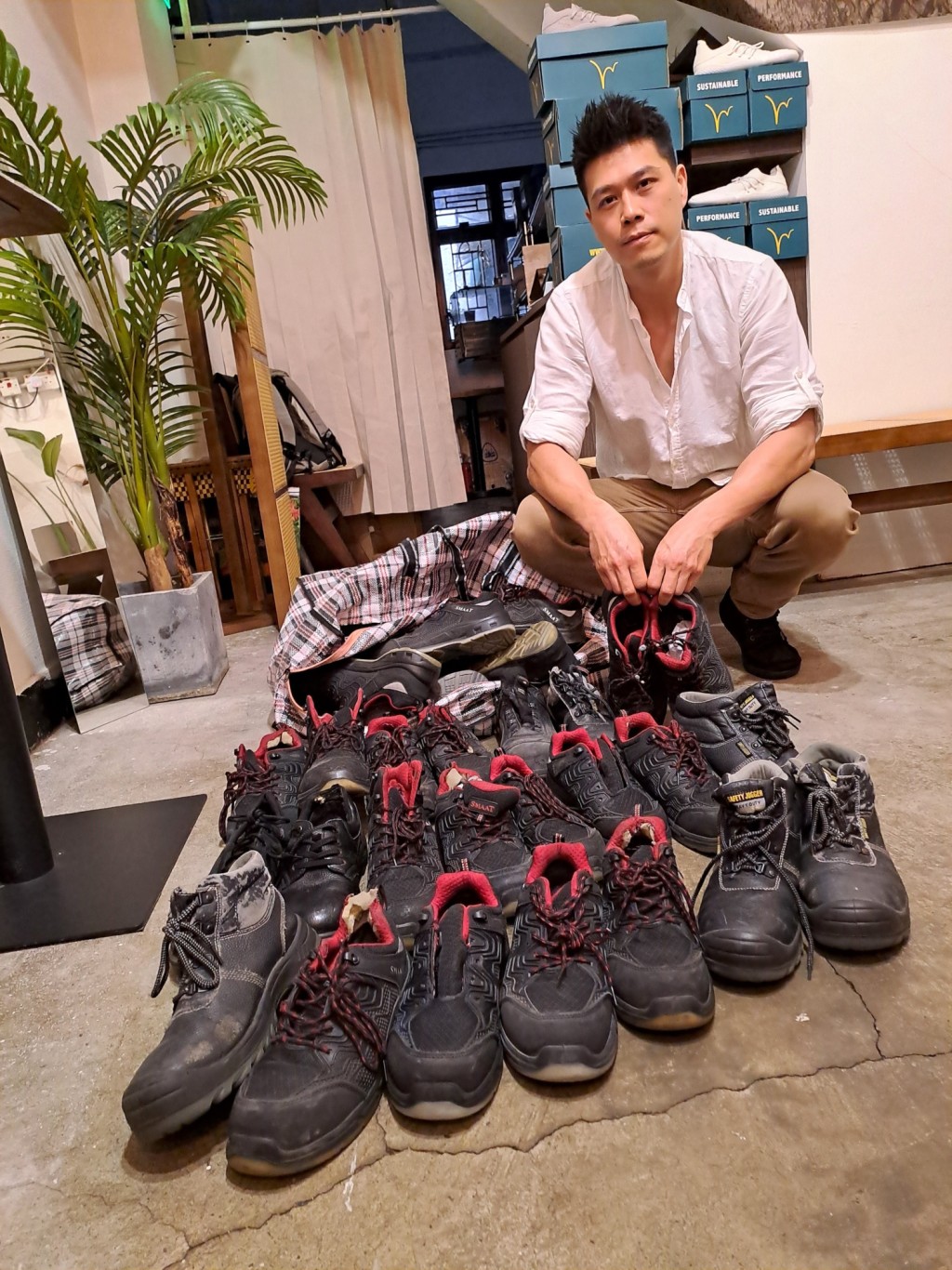 太平洋世紀董事Ben展示回收舊鞋時表示回收基金的資助減輕公司在租用倉庫存放回收物的租金壓力。