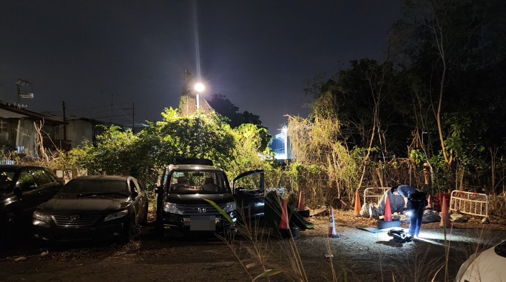 一名男子在七人車內燒炭，當場證實不治。黃文威攝