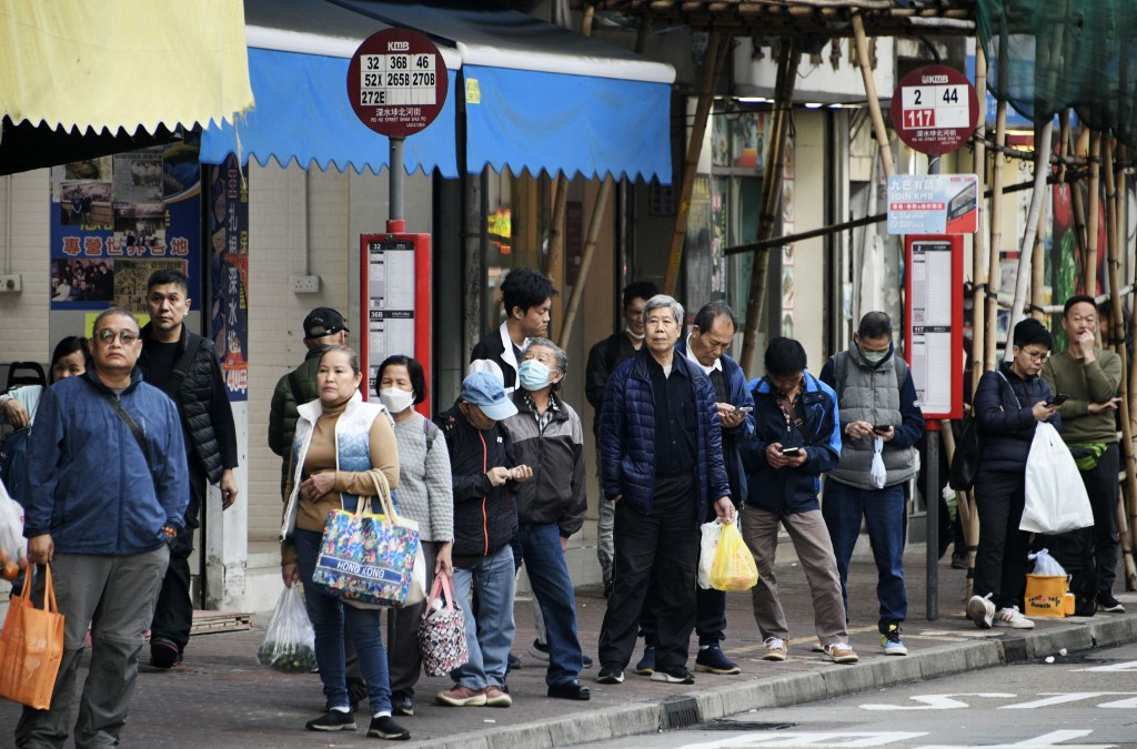 長者及長期病患人士乘坐公共通時最好戴上口罩。資料圖片 長者及長期病患人士乘坐公共通時最好戴上口罩。資料圖片