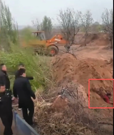 警員接報趕赴現場救援。